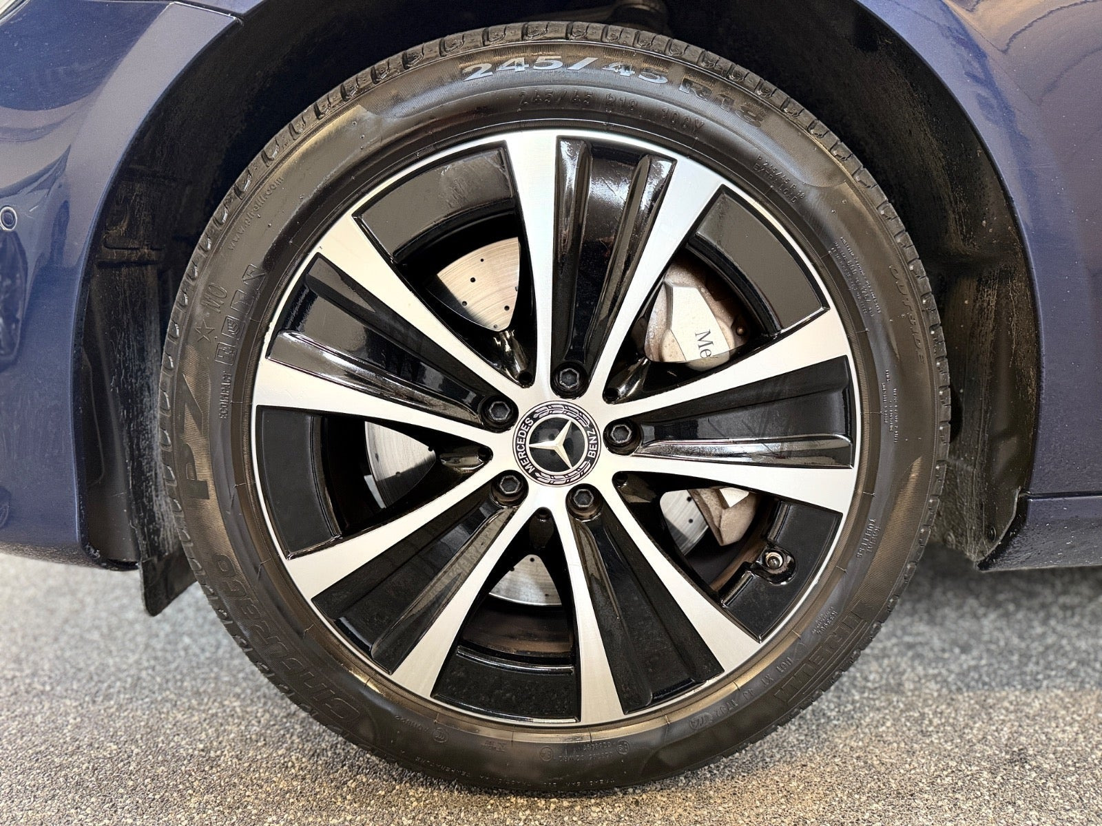 Blå Mercedes E300 de fra 2019