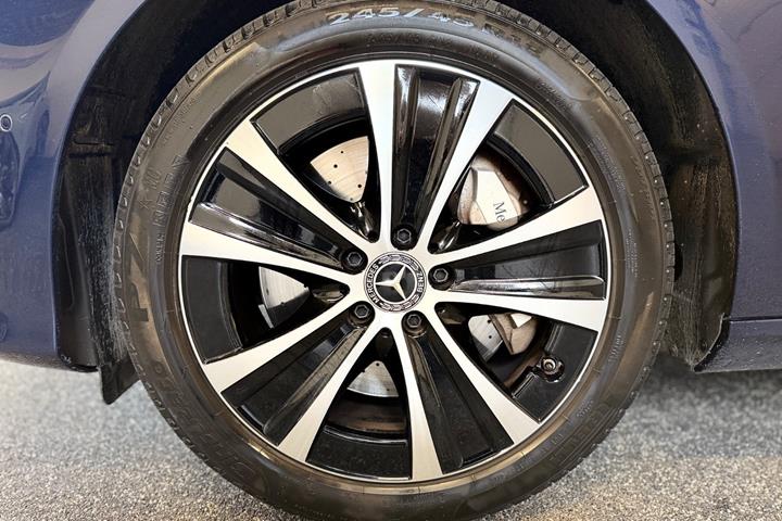 Blå Mercedes E300 de fra 2019
