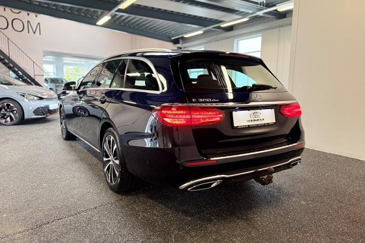 Blå Mercedes E300 de fra 2019