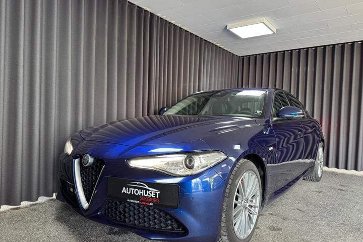 Blå Alfa Romeo Giulia fra 2018