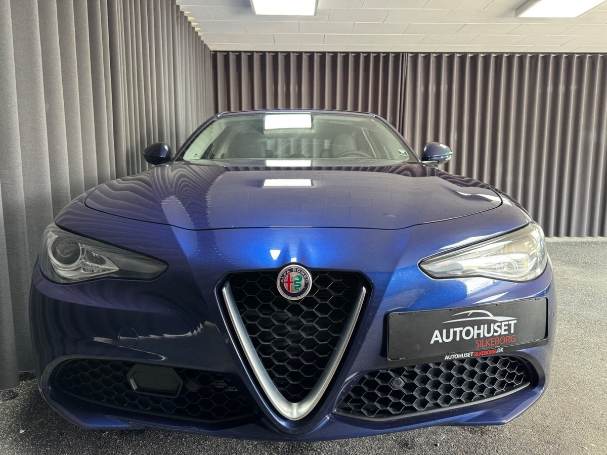 Blå Alfa Romeo Giulia fra 2018