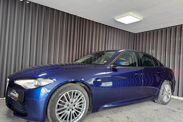 Blå Alfa Romeo Giulia fra 2018