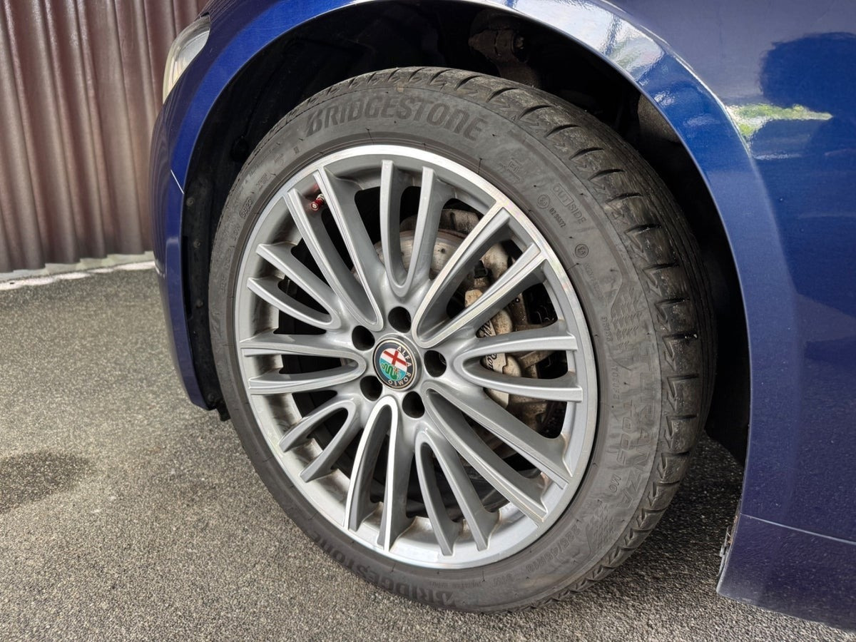 Blå Alfa Romeo Giulia fra 2018