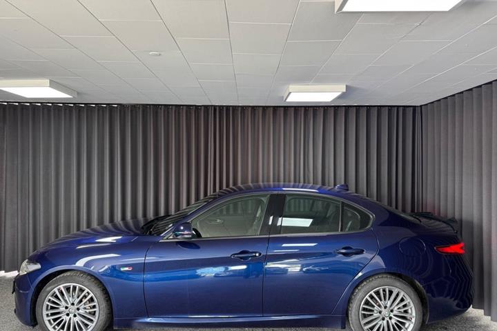Blå Alfa Romeo Giulia fra 2018