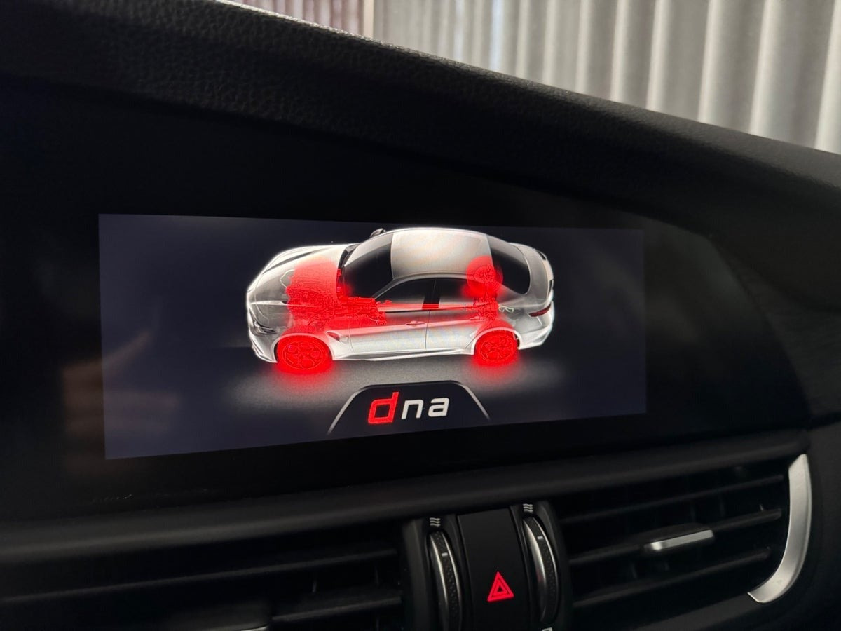 Blå Alfa Romeo Giulia fra 2018