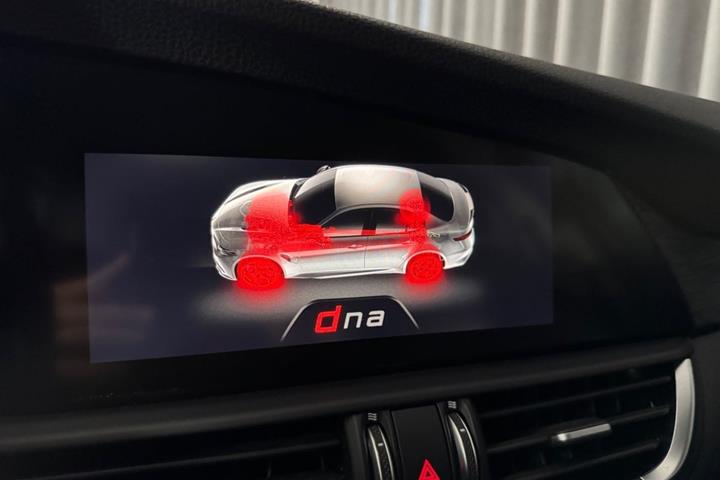 Blå Alfa Romeo Giulia fra 2018