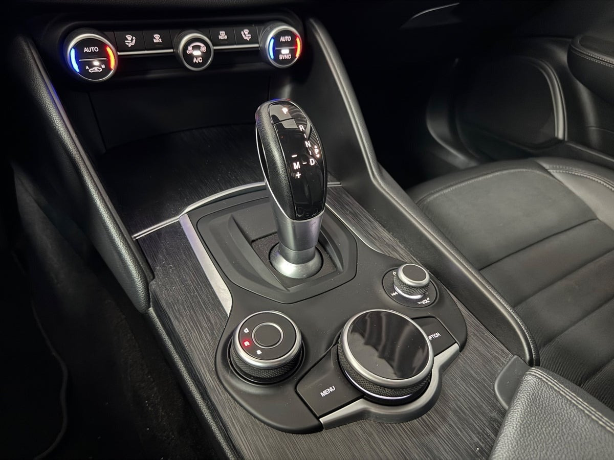 Blå Alfa Romeo Giulia fra 2018