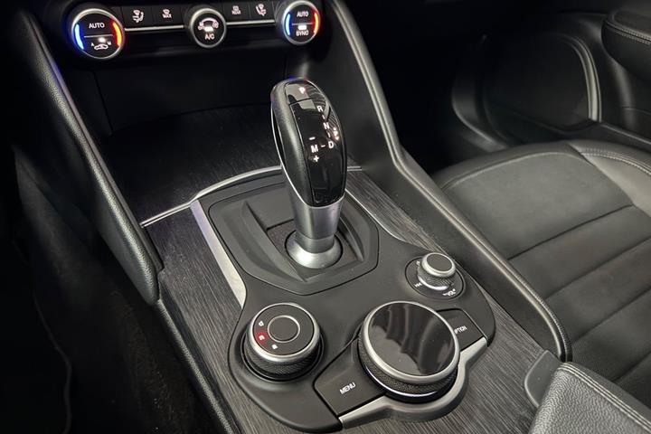 Blå Alfa Romeo Giulia fra 2018