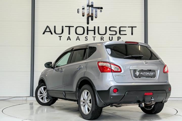 Sølv Nissan Qashqai fra 2011