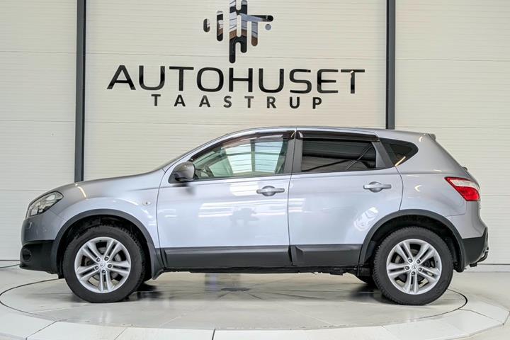 Sølv Nissan Qashqai fra 2011