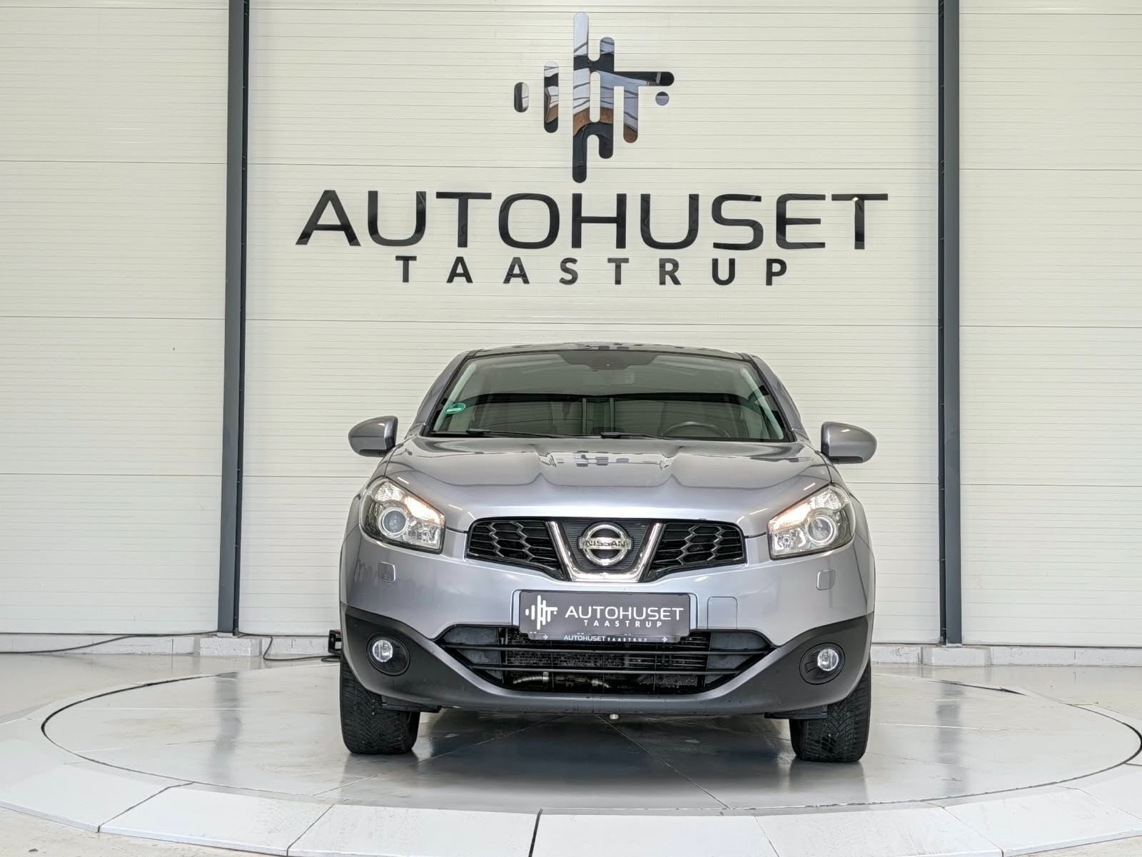 Sølv Nissan Qashqai fra 2011