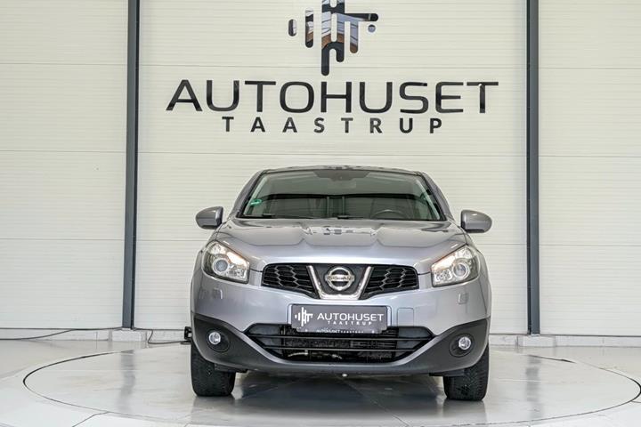 Sølv Nissan Qashqai fra 2011