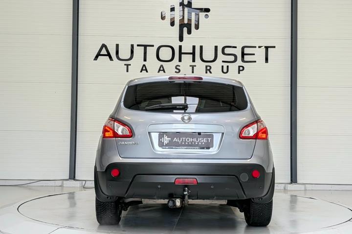 Sølv Nissan Qashqai fra 2011