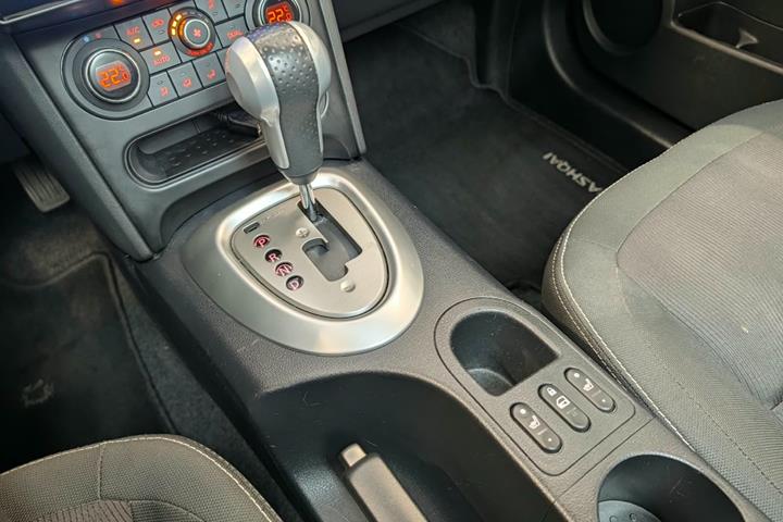 Sølv Nissan Qashqai fra 2011