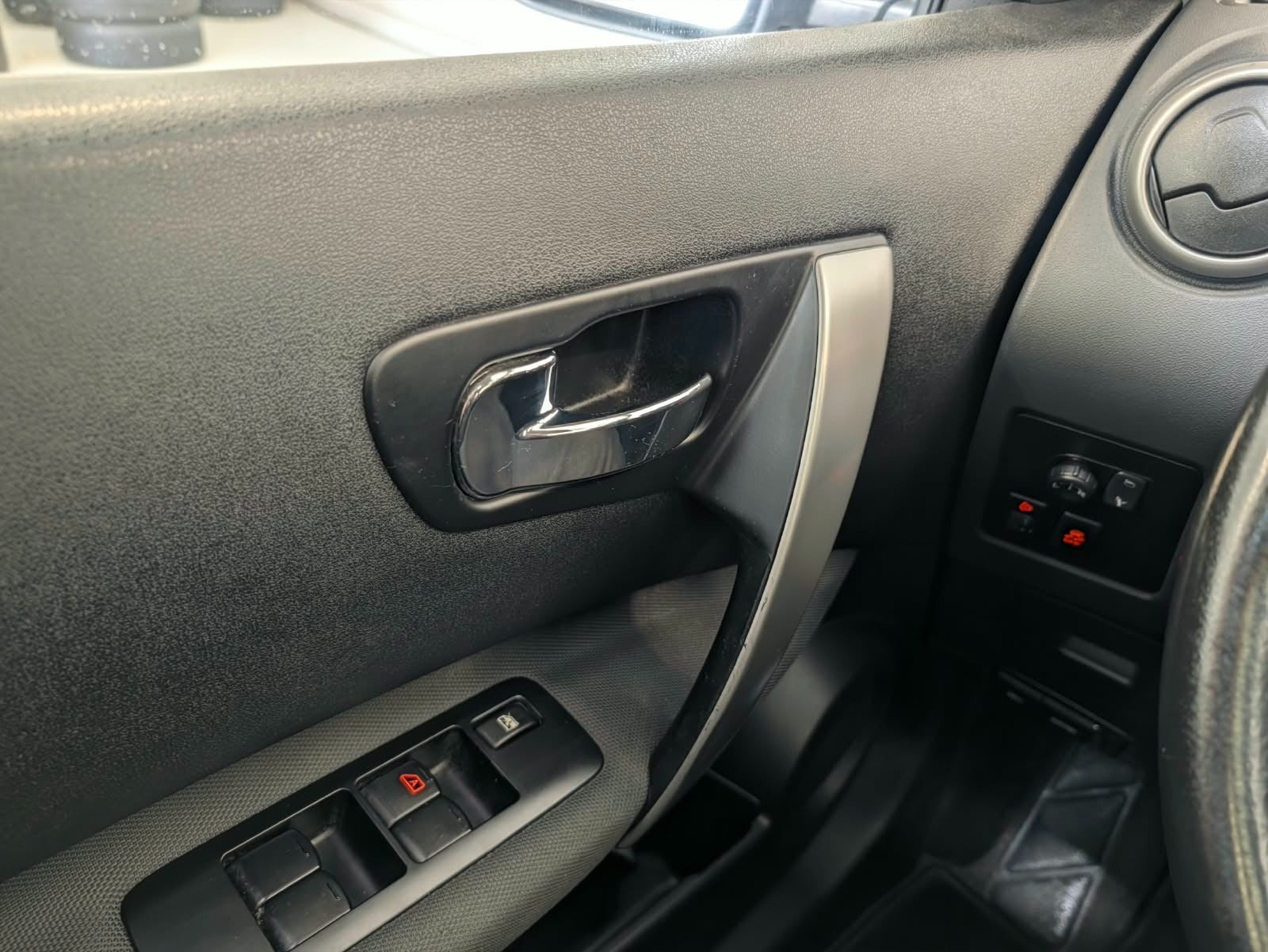 Sølv Nissan Qashqai fra 2011
