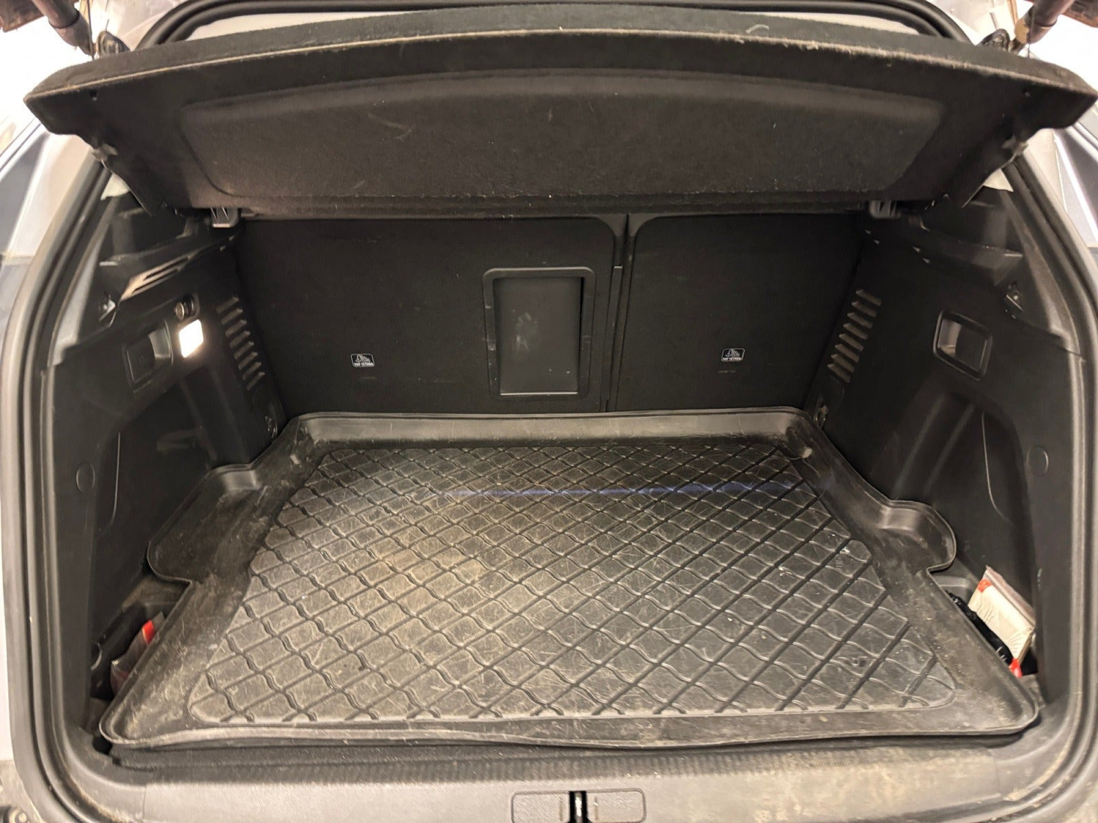 Grå Peugeot 3008 fra 2020