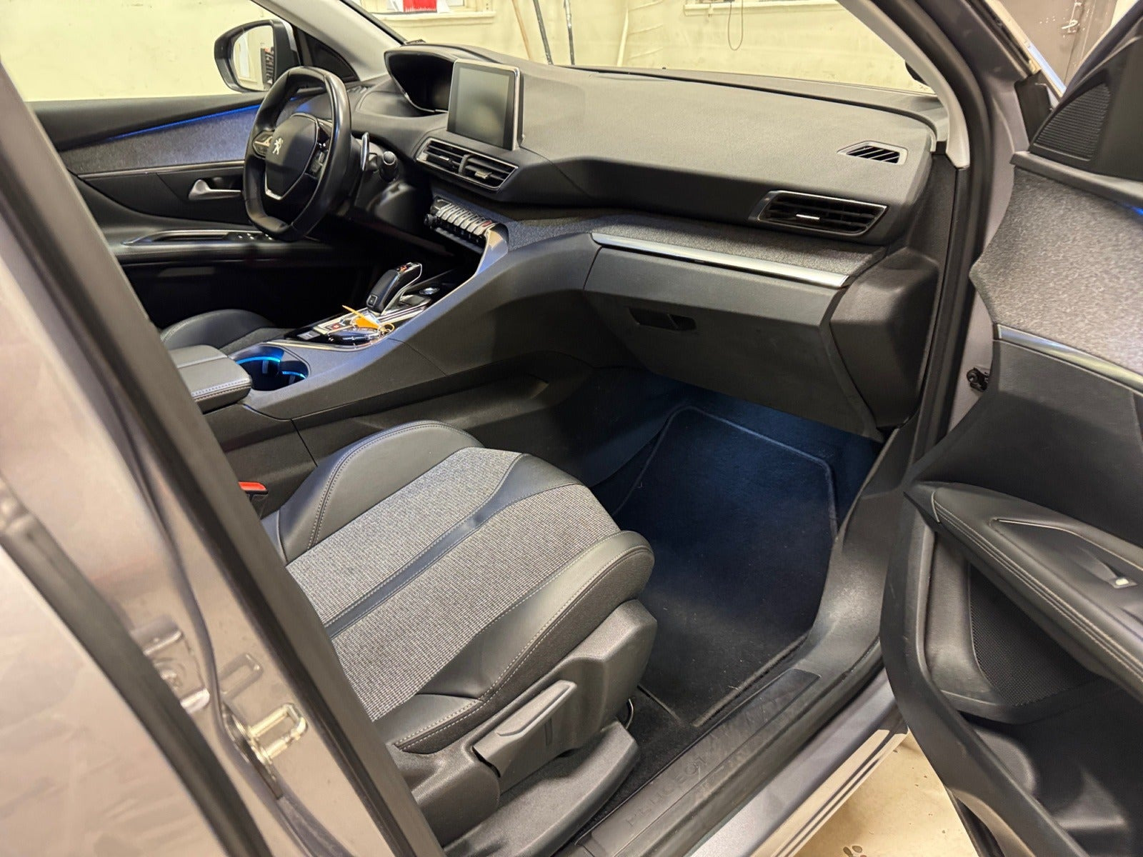 Grå Peugeot 3008 fra 2020