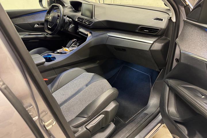 Grå Peugeot 3008 fra 2020