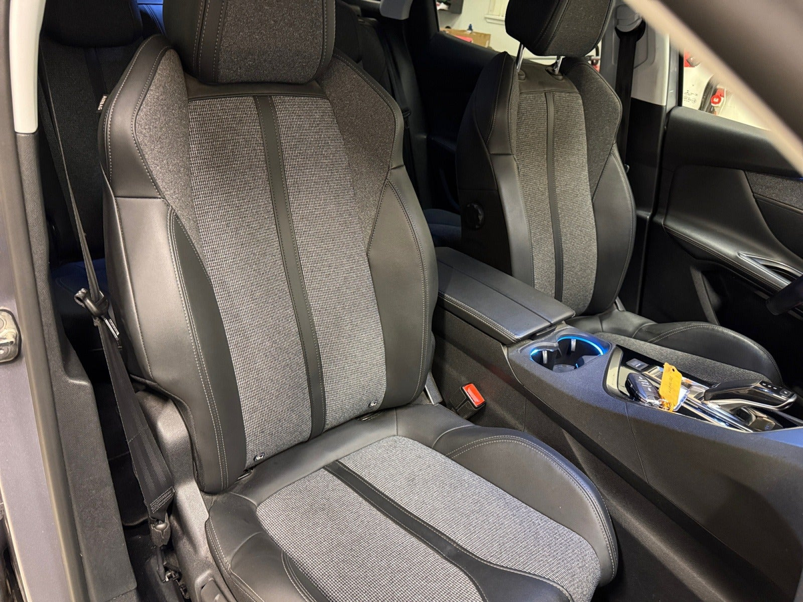 Grå Peugeot 3008 fra 2020
