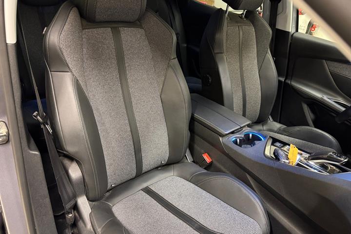 Grå Peugeot 3008 fra 2020