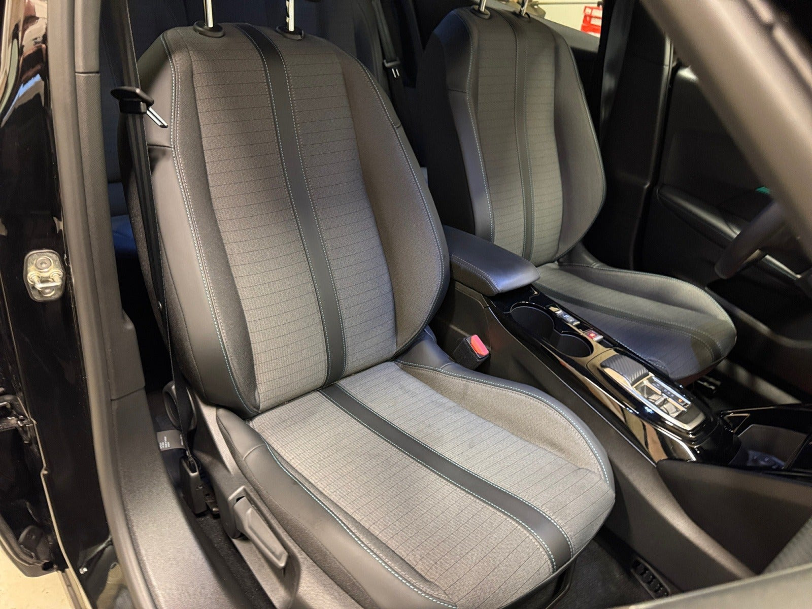 Sort Peugeot e-2008 fra 2023