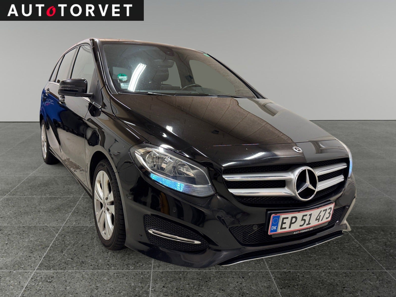Sort Mercedes B220 d fra 2019 set udefra