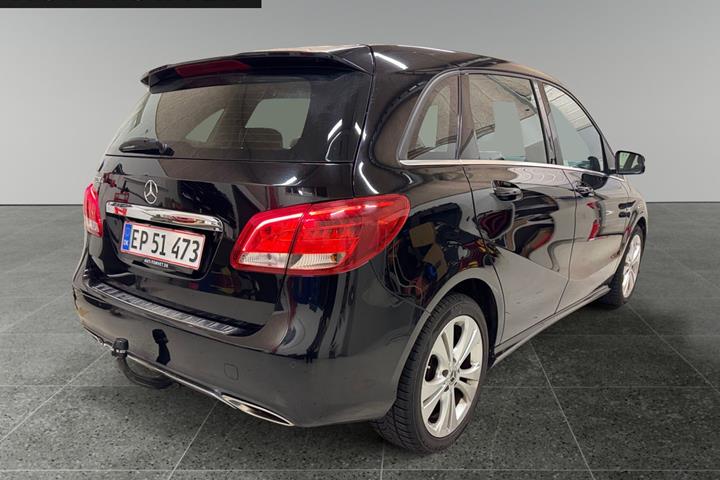 Sort Mercedes B220 d fra 2019 set udefra