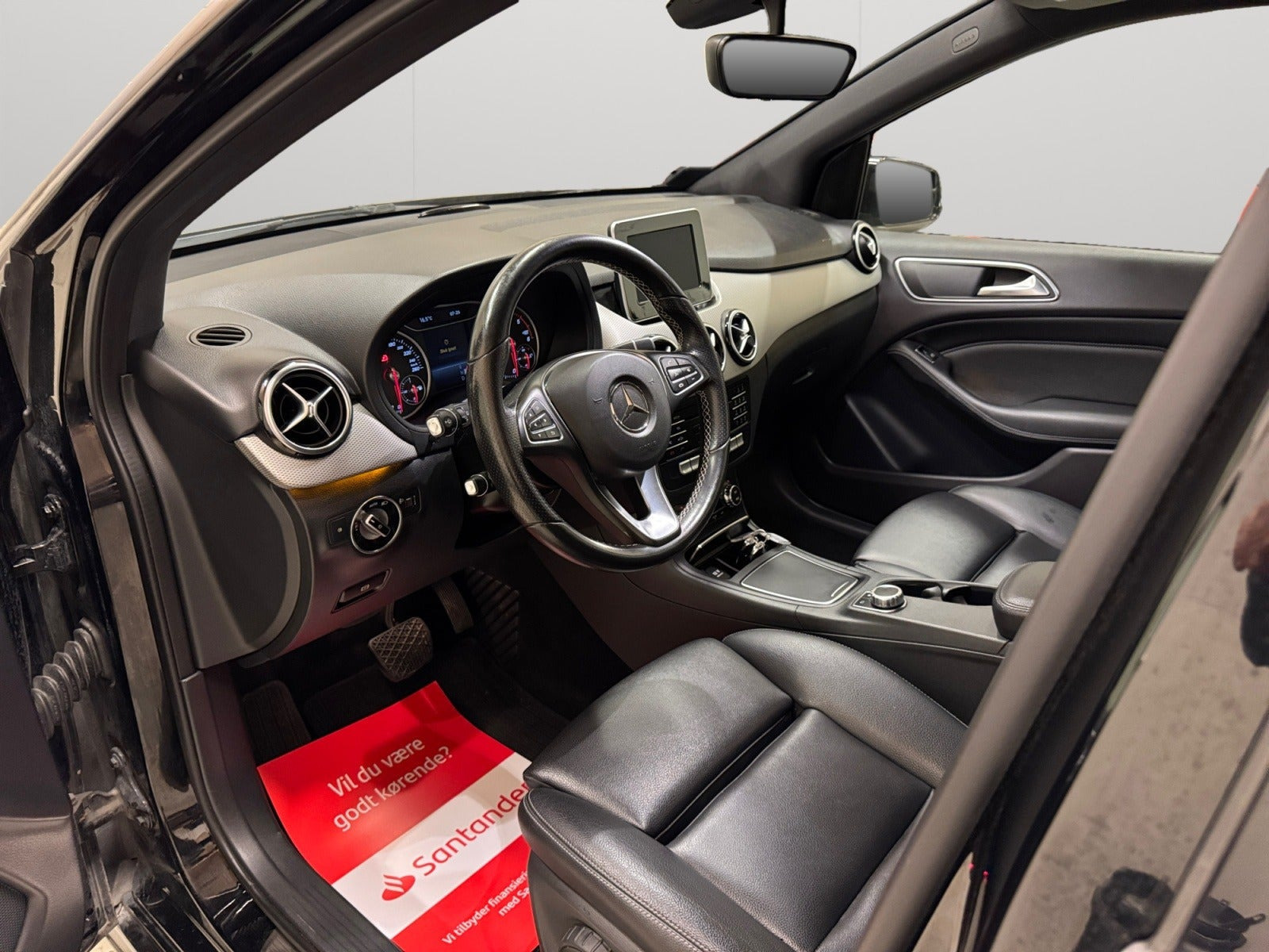 Sort Mercedes B220 d fra 2019 set indefra