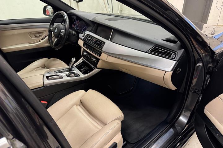 Sort BMW 520d fra 2015