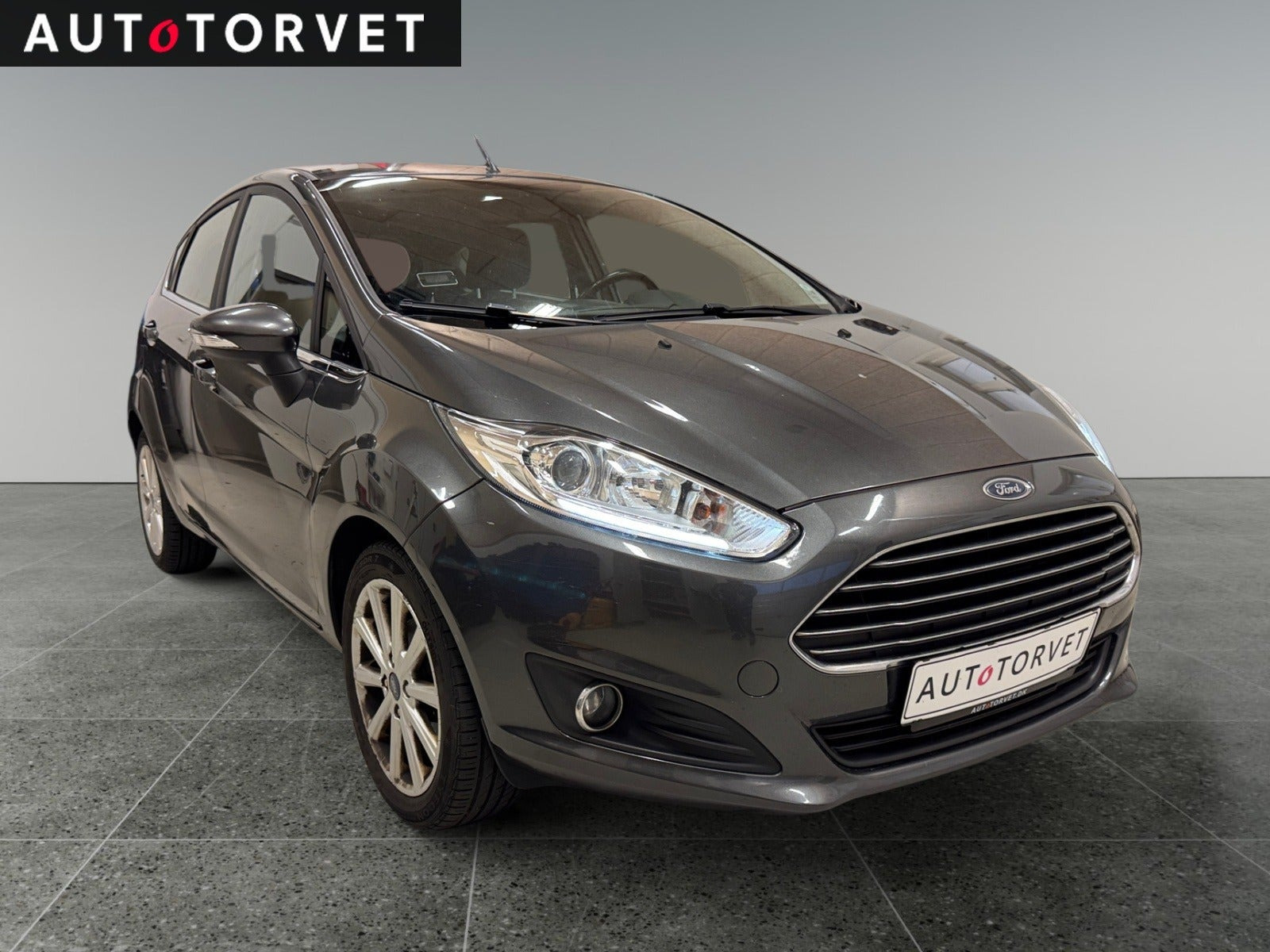 Grå Ford Fiesta fra 2016