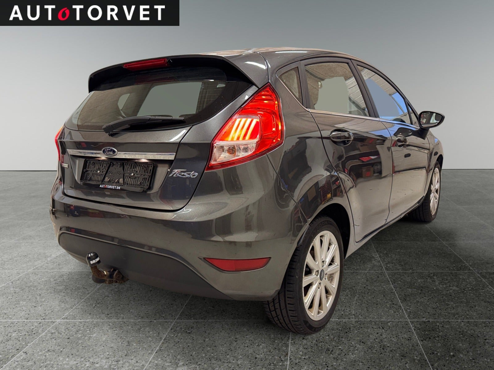 Grå Ford Fiesta fra 2016