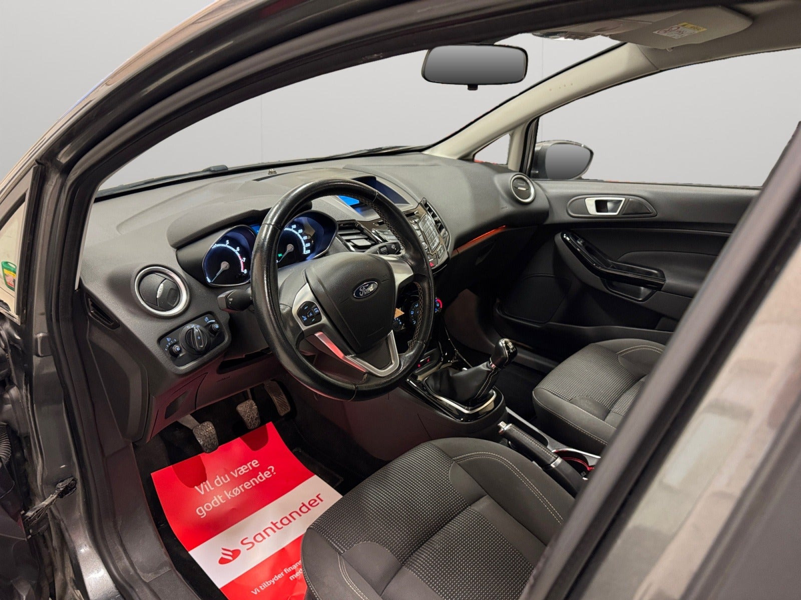 Grå Ford Fiesta fra 2016