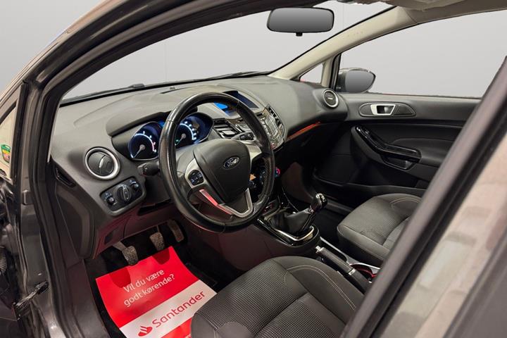 Grå Ford Fiesta fra 2016