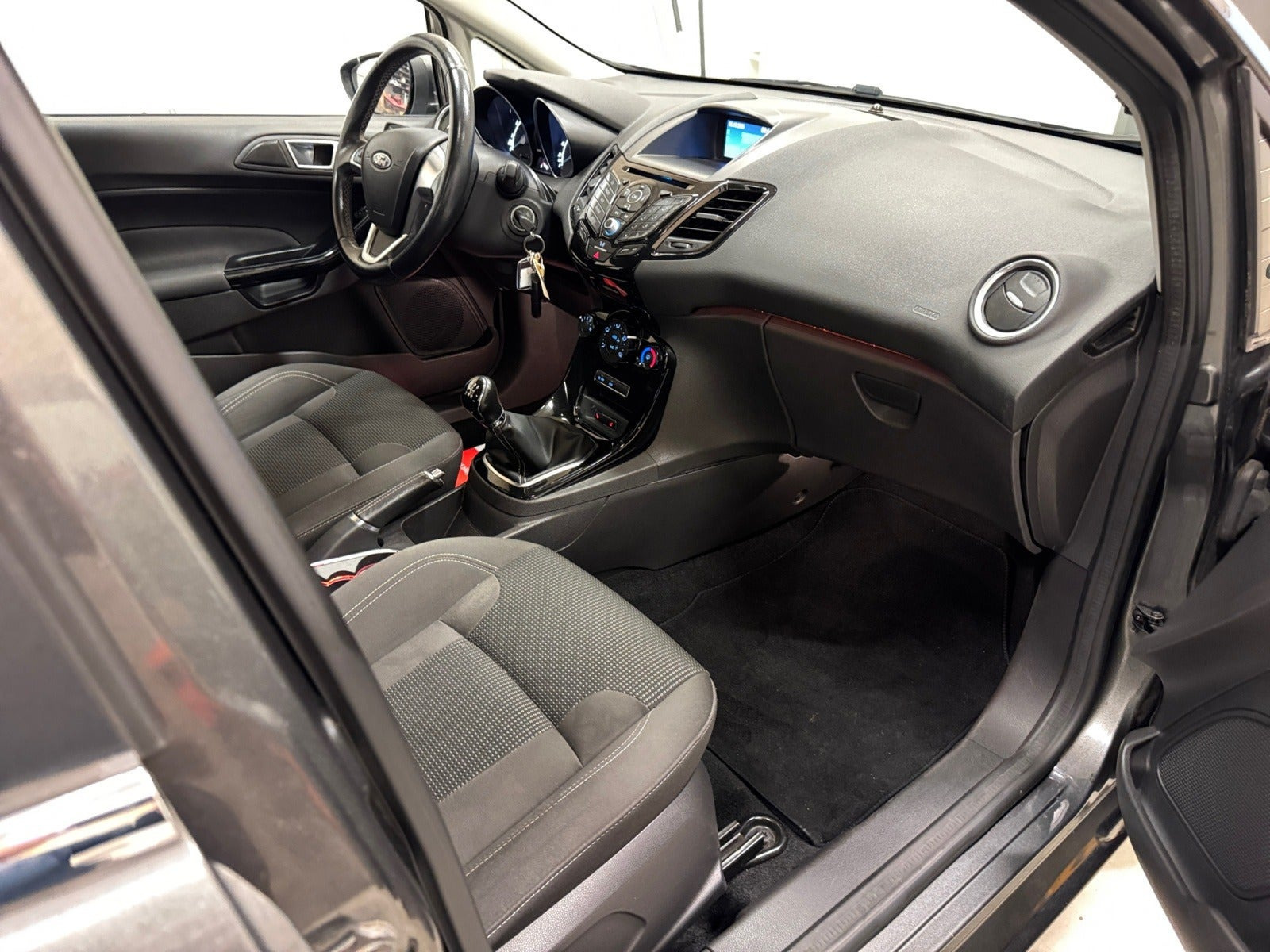 Grå Ford Fiesta fra 2016