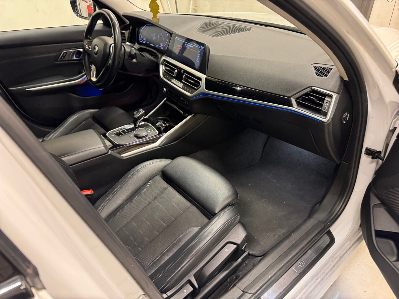 Hvid BMW 330d fra 2019