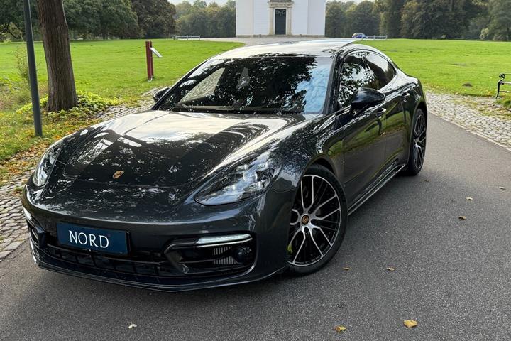 Grøn Porsche Panamera Turbo S fra 2021