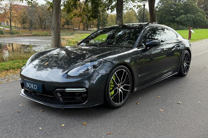 Grøn Porsche Panamera Turbo S fra 2021