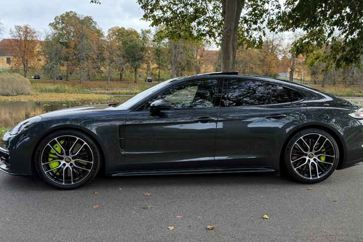 Grøn Porsche Panamera Turbo S fra 2021