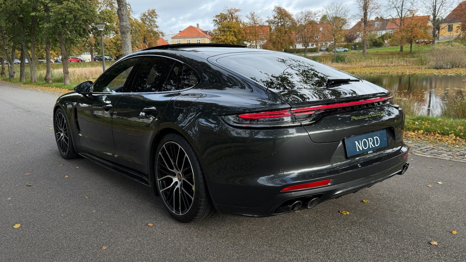 Grøn Porsche Panamera Turbo S fra 2021