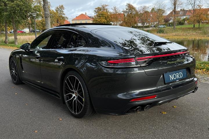 Grøn Porsche Panamera Turbo S fra 2021