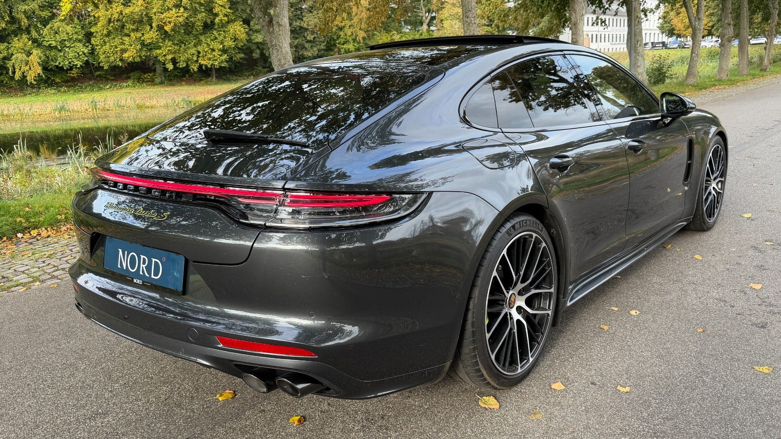 Grøn Porsche Panamera Turbo S fra 2021