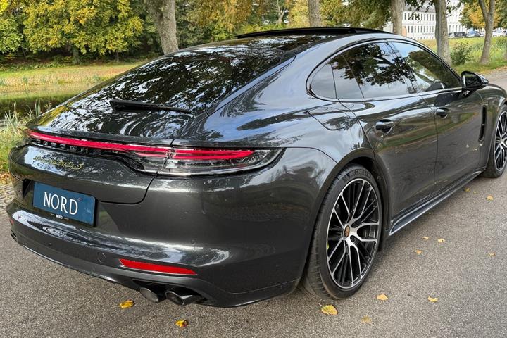 Grøn Porsche Panamera Turbo S fra 2021