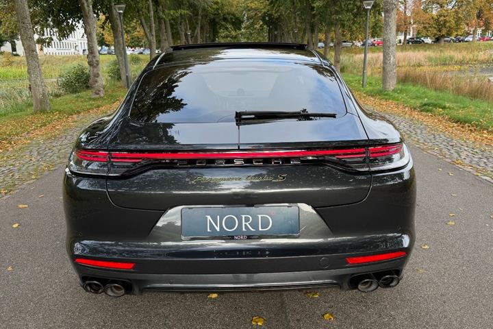 Grøn Porsche Panamera Turbo S fra 2021