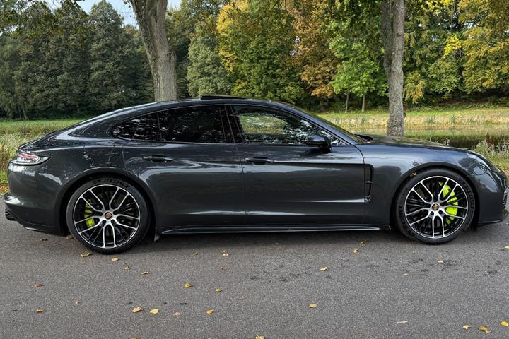 Grøn Porsche Panamera Turbo S fra 2021