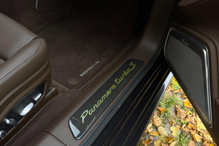 Grøn Porsche Panamera Turbo S fra 2021