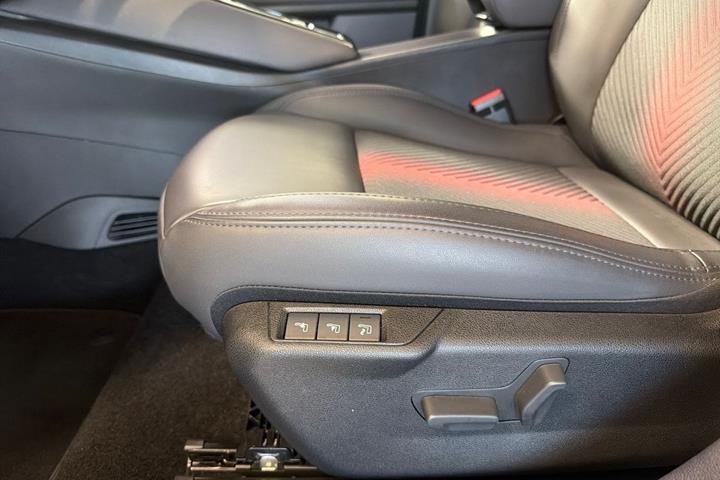 Blå Alfa Romeo Junior fra 2024