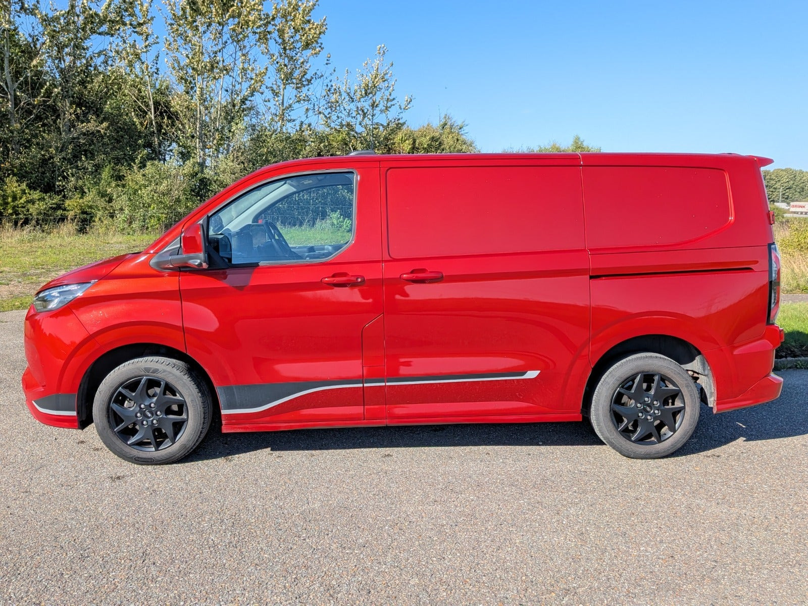Rød Ford Transit Custom 320 L1 fra 2024