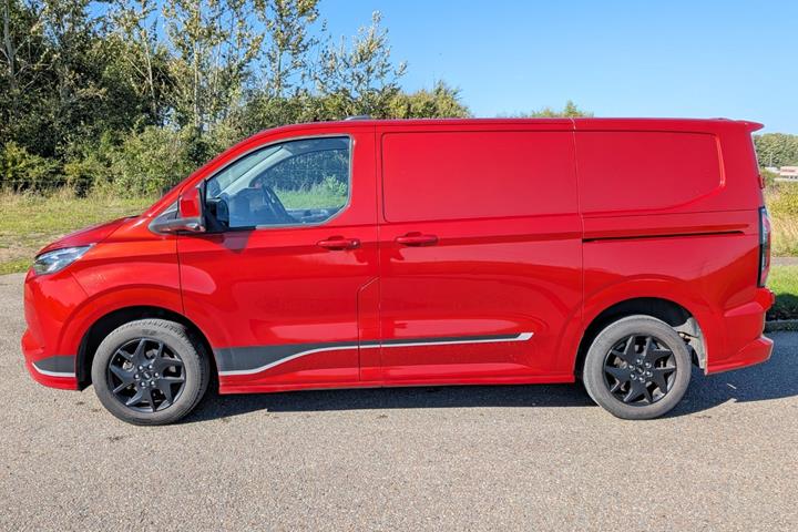 Rød Ford Transit Custom 320 L1 fra 2024