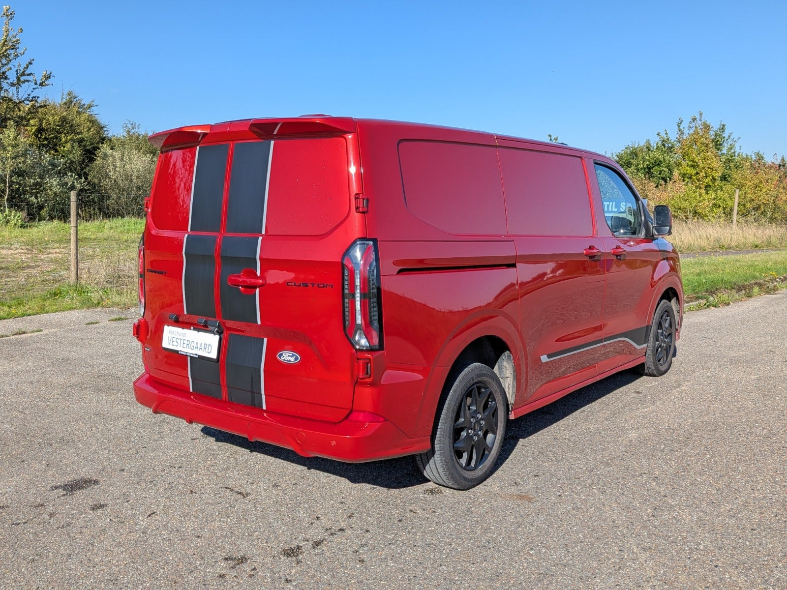 Rød Ford Transit Custom 320 L1 fra 2024
