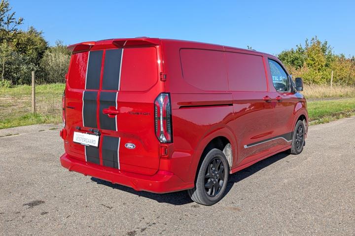 Rød Ford Transit Custom 320 L1 fra 2024